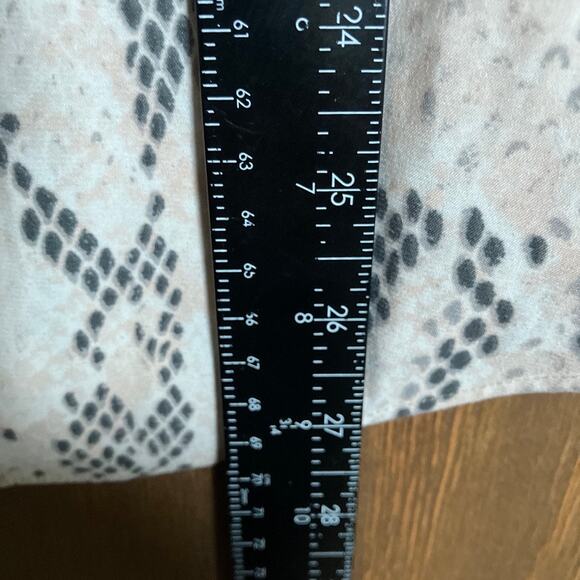 Express Womens Blouse Cream Gray Snakeskin V Neck Zip Front Cap Short Sleeve L - Picture 9 of 12